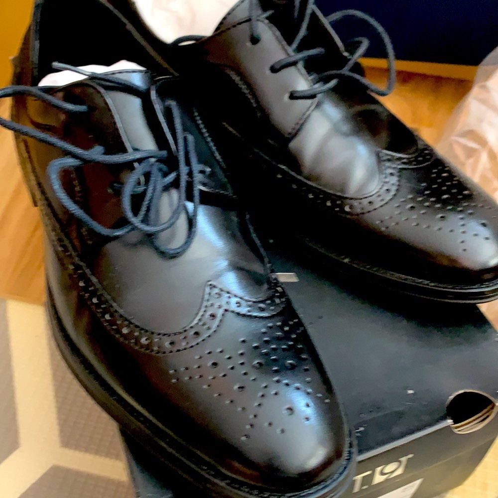 NEW, black leather Oxford shoes US 8